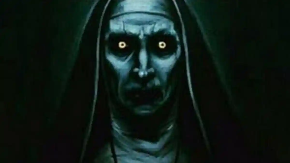 Tampil Cantik di Premiere The Nun, Bonnie Aarons Pemeran Valak Tetap Punya Aura Seram?