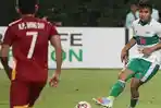 bek-timnas-indonesia-asnawi-mangkualam-saat-mencoba-melewati-bek-vietnam.jpg