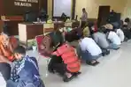 Pasca Fenomena 'Pocong Jadi-Jadian', Kapolres Sragen Buat 7 Remaja Sungkeman di Acara Pembinaan