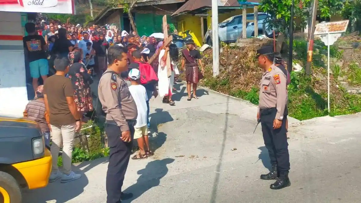 Polres Samosir Turunkan 81 Personil Mengamankan Ibadah Jalan Salib dan Jumat Agung