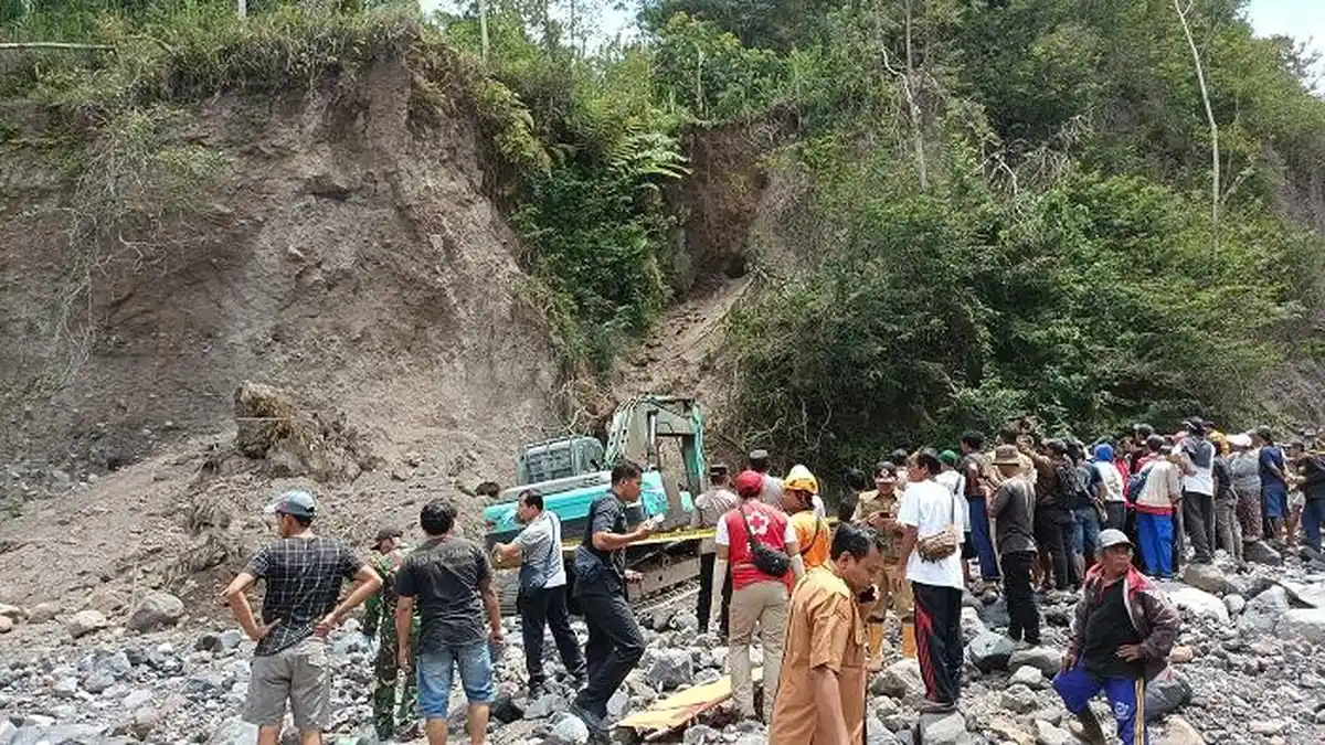 UPDATE Longsor di Karangasem, Korban Dievakuasi Menggunakan Alat Berat