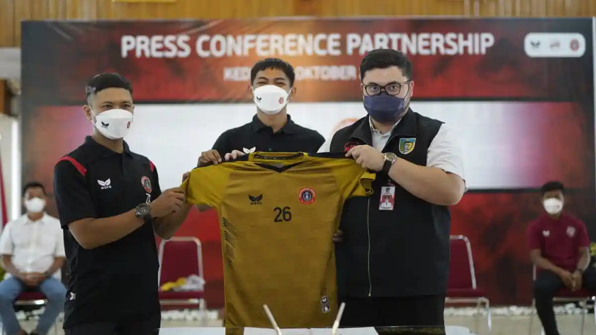 Beri Dukungan Penuh, Bupati Kediri Rela Luangkan Waktu Antar Persedikab Uji Coba ke Gresik