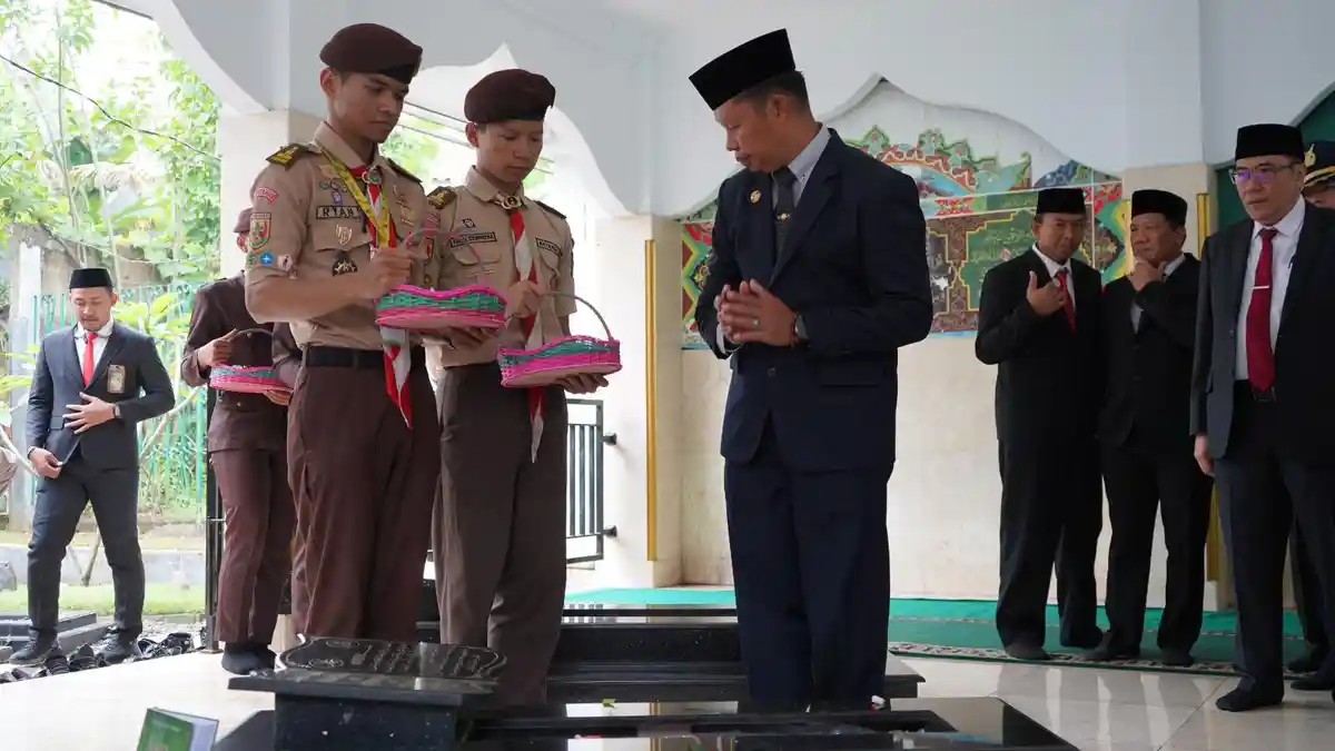 Asmawa Tosepu dan Kapolda Jabar Ziarah ke Makam K.H. Idham Chalid, Ini Profil Sang Pahlawan Nasional