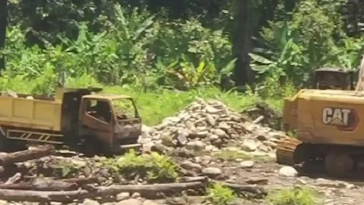 Usai Tembak Mati Tujuh Pendulang Emas, KKB Papua Bakar Lagi Kamp, Eksavator dan Dump Truk