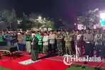 Ratusan-driver-ojek-ojol-bersama-para-kiai-dan-jajaran-kepolisian-melaksanakan-salat-ghaib.jpg