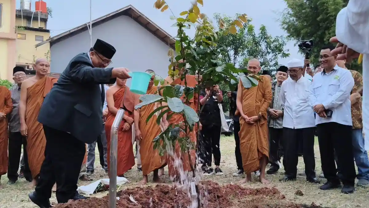 Ribuan Calon Pengantin Bawa Pohon untuk Bisa Menikah di KUA Karawang, Jadi Program Peduli Lingkungan