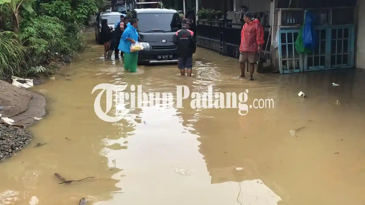 Banjir Rendam Brandon Lapai Padang Sejak Rabu Pagi, Barang Elektronik Warga Jadi Rusak