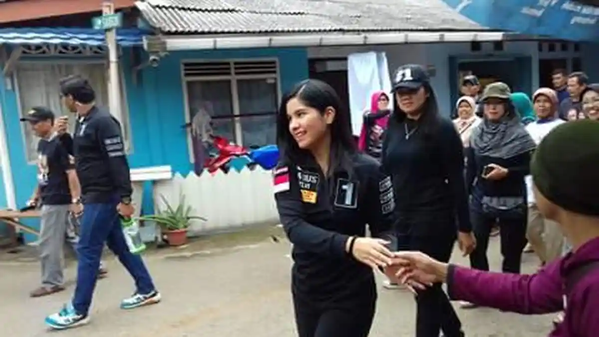 Foto Annisa Pohan 'Mlengos' Saat Salaman dengan Seorang Ibu Jadi Sorotan Netizen