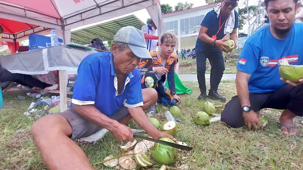 Detik-detik Balap Motor Gorontalo Dimulai, Pembalap Nasional Ini Malah Santai Minum Air Kelapa 