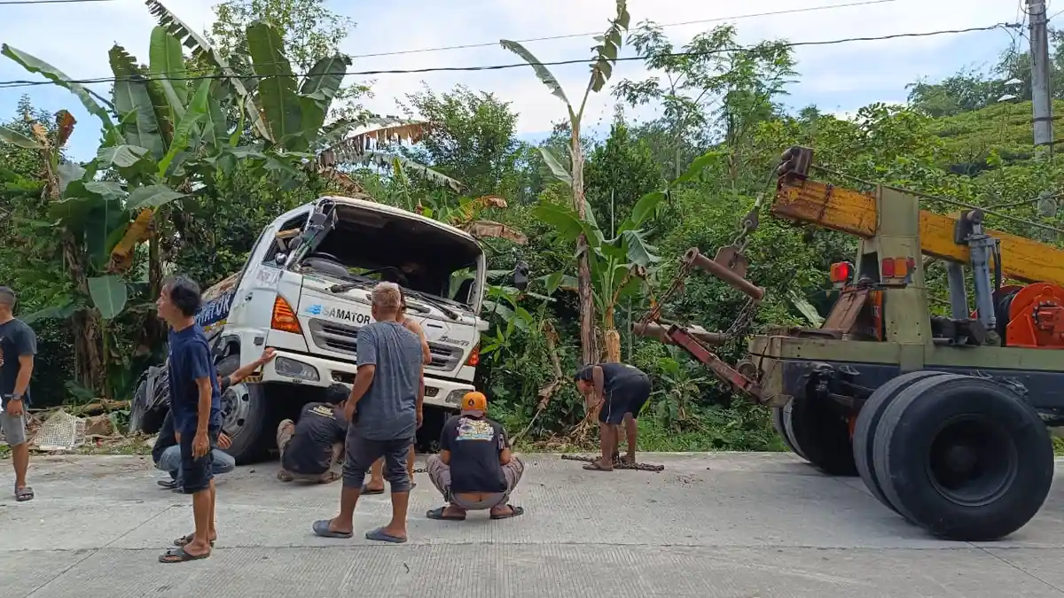 Truk Tangki Oksigen Terguling Picu Ketersendatan Arus Mudik di Jalur Alternatif Suruh-Karanggede