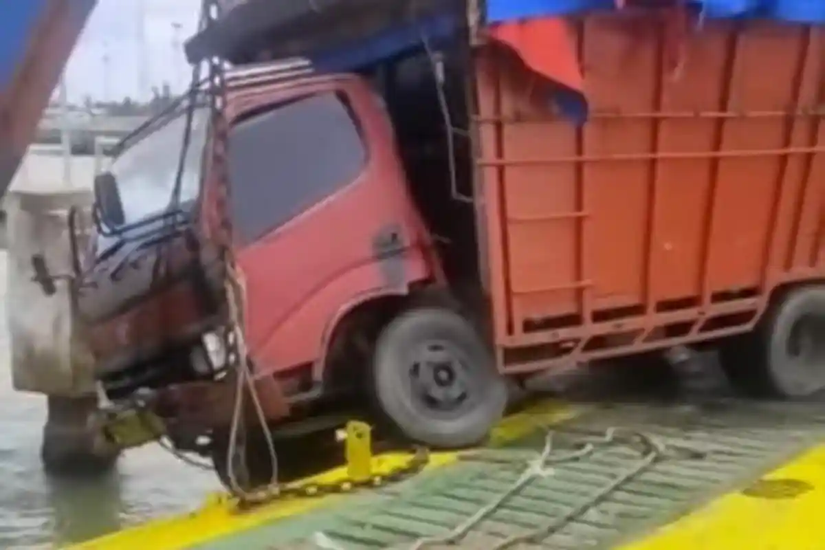 Viral Truk Terjun ke Laut, Sopir Loncat Selamatkan Diri