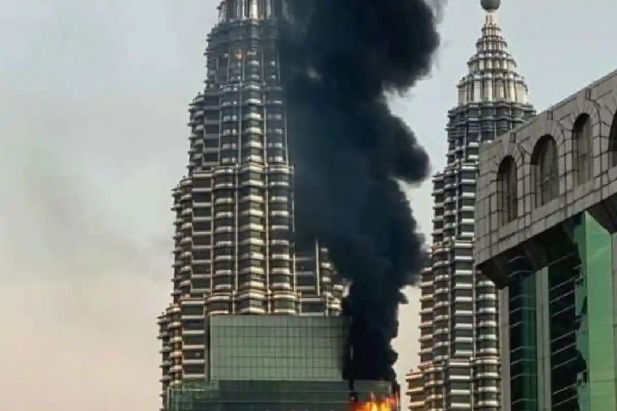 Menara Petronas Tower 3 Malaysia Terbakar, Api Diduga dari Restoran Lantai Atas