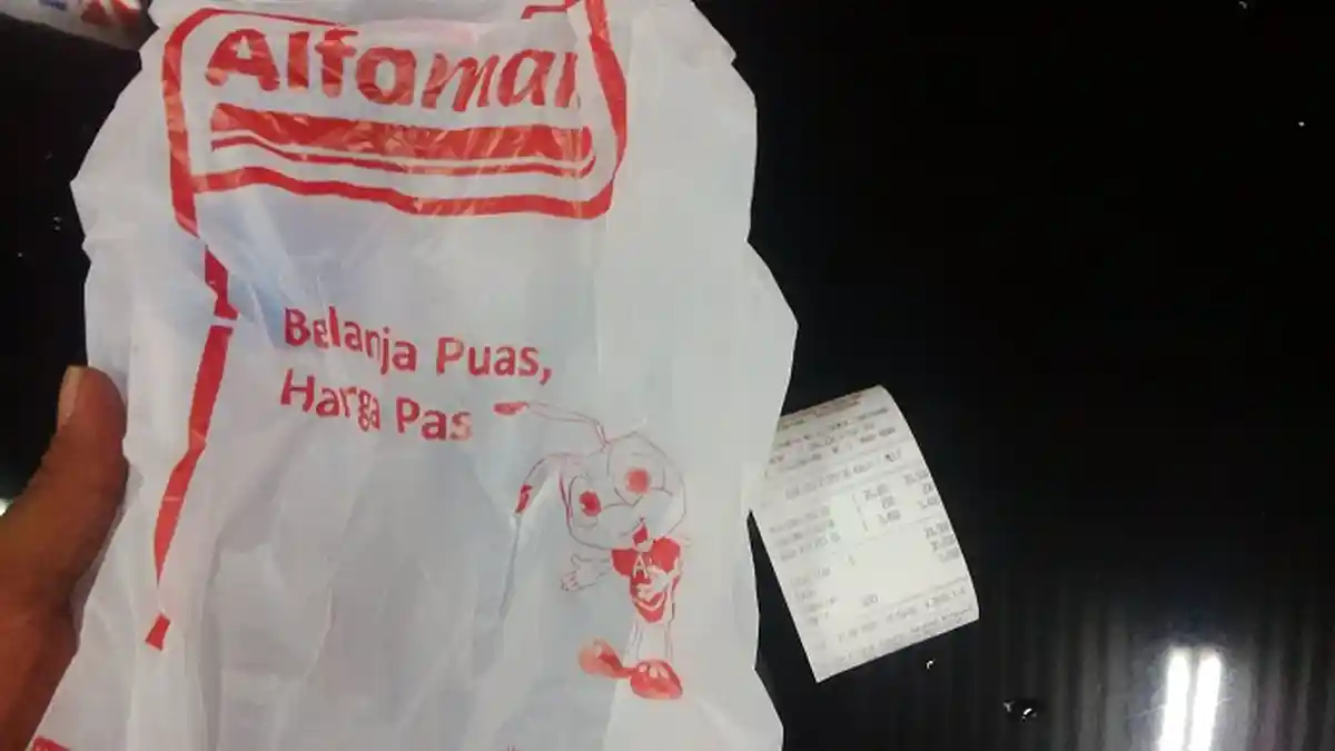 Pembeli Pilih Pakai Kardus Dibanding Kantong Plastik