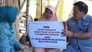 Bupati-Nganjuk-Marhaen-Djumadi-menyalurkan-bantuan-RTLH-Kamis-1162026.jpg
