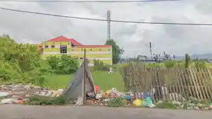 Tumpukan-sampah-di-Jalan-Manado.jpg