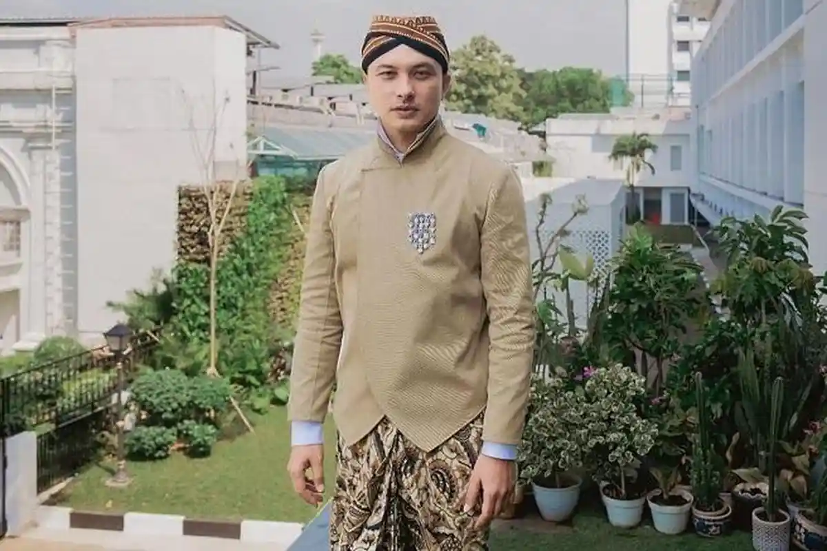 Jarang Muncul, Aksi Nicholas Saputra Live Streaming IG Cuma Diam dan Senyum Viral, Penonton 10 Ribu