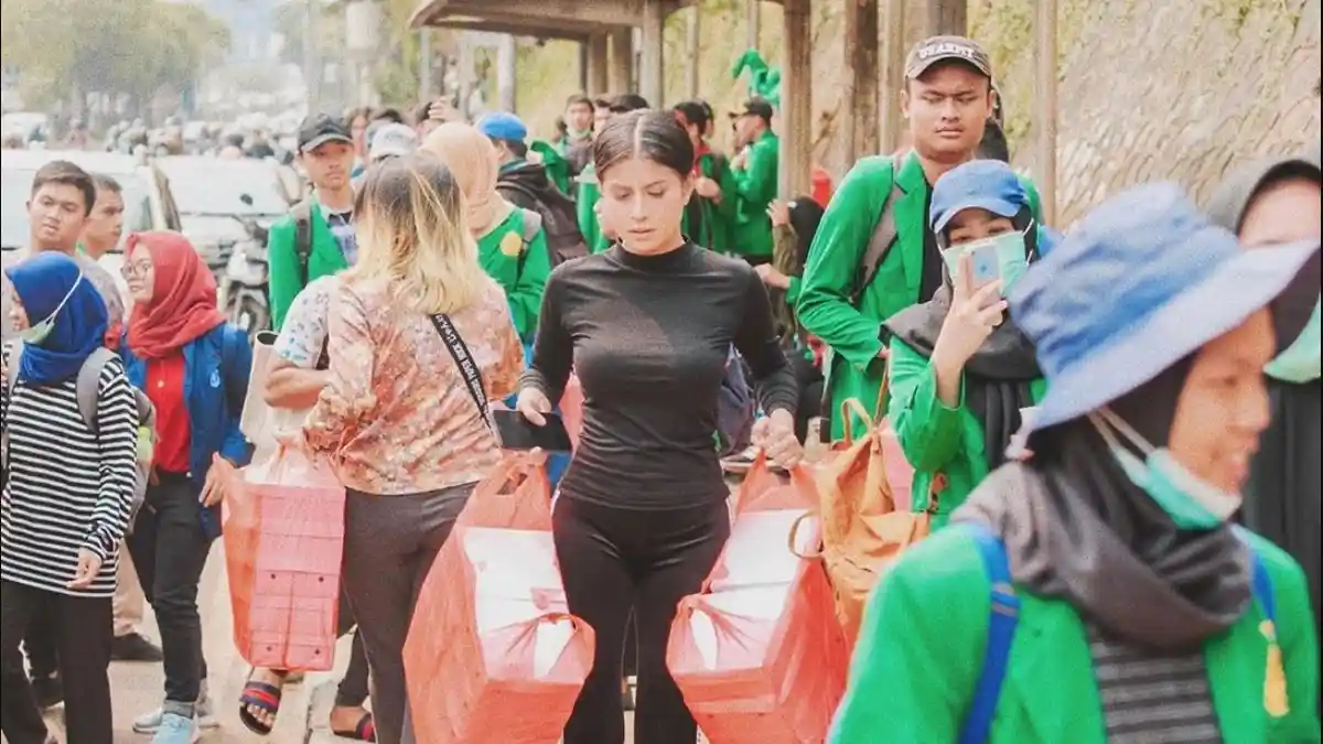 Deretan Aksi Kemanusiaan Selebgram Awkarin Selain Bagikan 3000 Nasi Kotak ke Pendemo di DPR RI