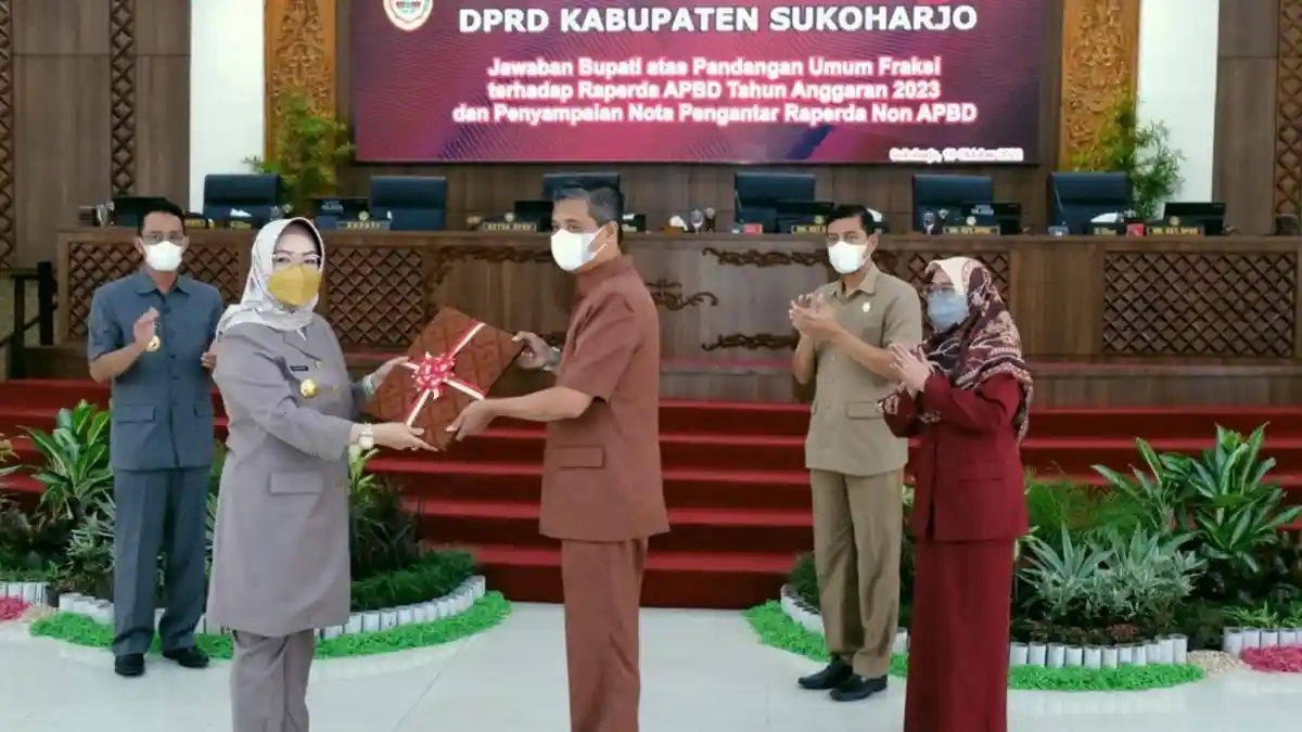 Bupati Sukoharjo Etik Suryani Sampaikan Lima Rancangan Peraturan Daerah ke DPRD