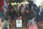 Proses-pemakaman-jenazah-Harum-Anjasari.jpg