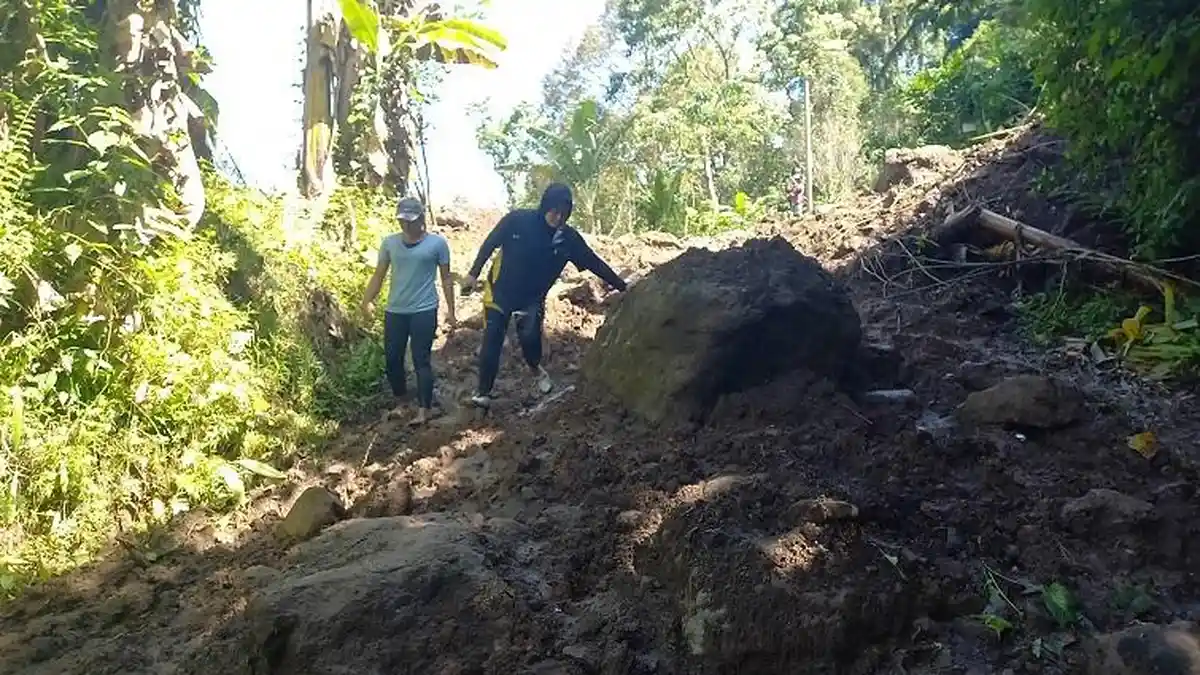 Jalan Tertutup Material Longsor, Wisata Air Terjun Tamasapi Mamuju Sepi Pengunjung
