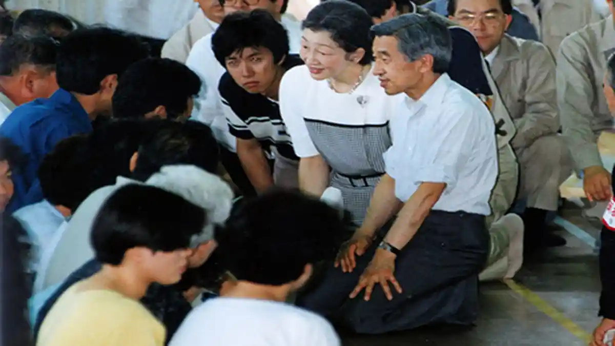 Akihito Kaisar Pertama Jepang yang Duduk Berlutut Menghadapi Korban Bencara Alam