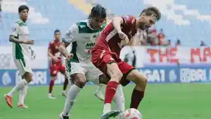 Striker-PSM-Makassar-Nermin-Haljeta-dapat-pengawalan-dari-bek-PSS-Sleman-Fachruddin-Aryanto.jpg