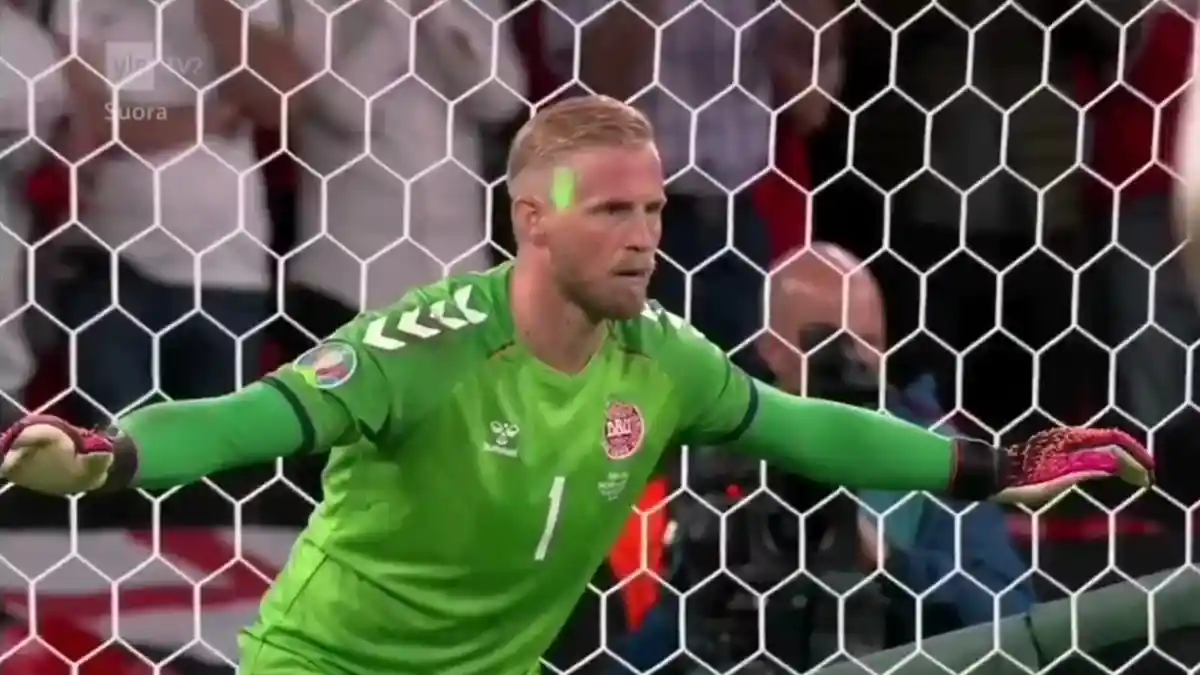 UEFA Dakwa Inggris Buntut Peristiwa Laser ke Wajah Kasper Schmeichel