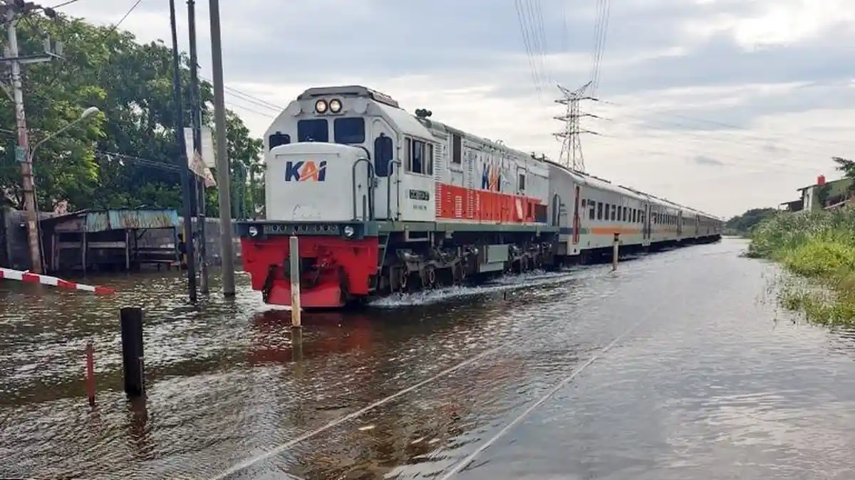 Perlintasan Kaligawe Semarang Telah Surut, Perjalanan Kereta Api Mulai Dilakukan Kembali