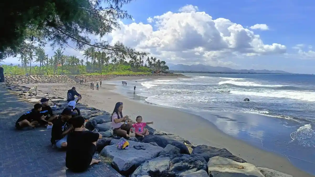 Sempat Sepi Usai Insiden Warga Tewas Terseret Arus, Pantai Masceti Bali Kembali Dipadati Pengunjung - Tribun-bali.com