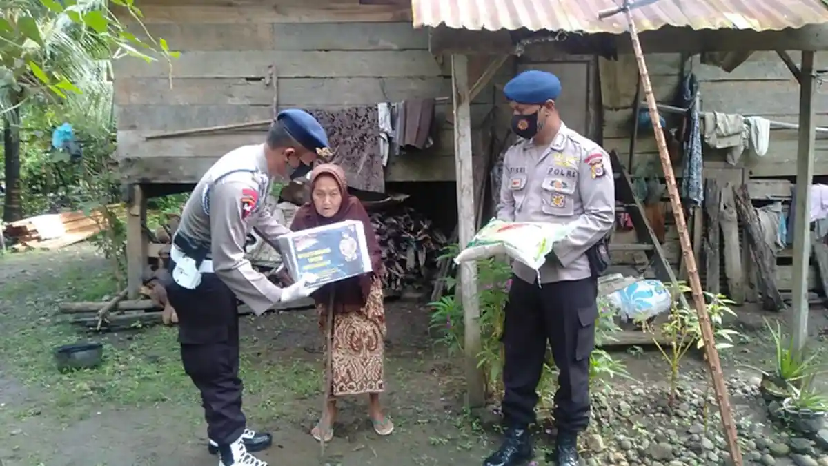 Begini Kebahagiaan Nenek- Nenek di Aceh Utara Kala Terima Bantuan dari Brimob