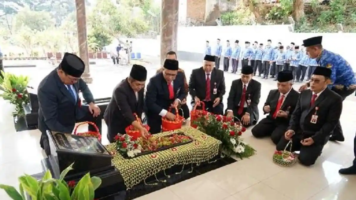 Hari Jadi ke-81 Jawa Timur, Kepala Bakorwil Malang Asep Kusdinar Ziarah ke Makam Abdul Hamid Mahmud