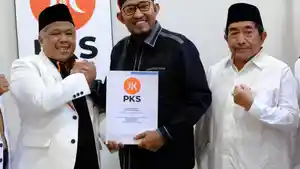 madura/PKS-Jatim-Serahkan-SK-DPP-untuk-Hari-Wuryanto-dan-Ahmad-Fauzi-Maju-Pilkada.jpg