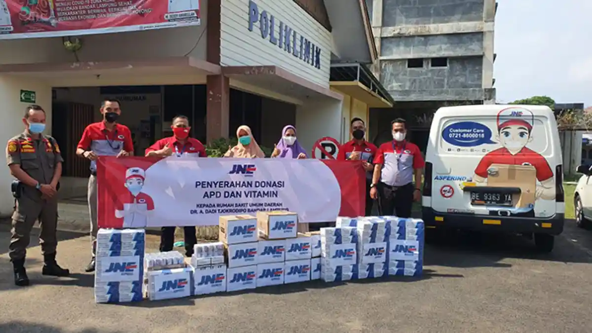 JNE Bandar Lampung Beri APD dan Vitamin ke RSUD A Dadi Tjokrodipo