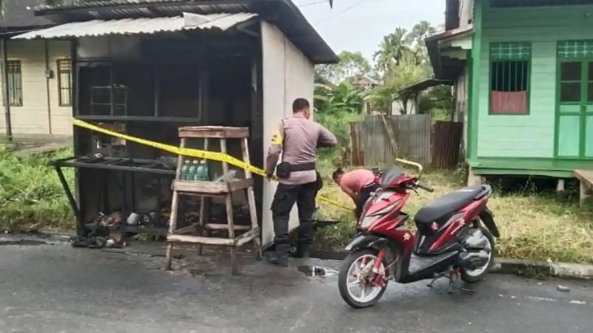 Main Korek Api Saat Kawan Menyalin Minyak ke Jerigen, Kios Minyak di Rohil, Riau, Ludes Terbakar