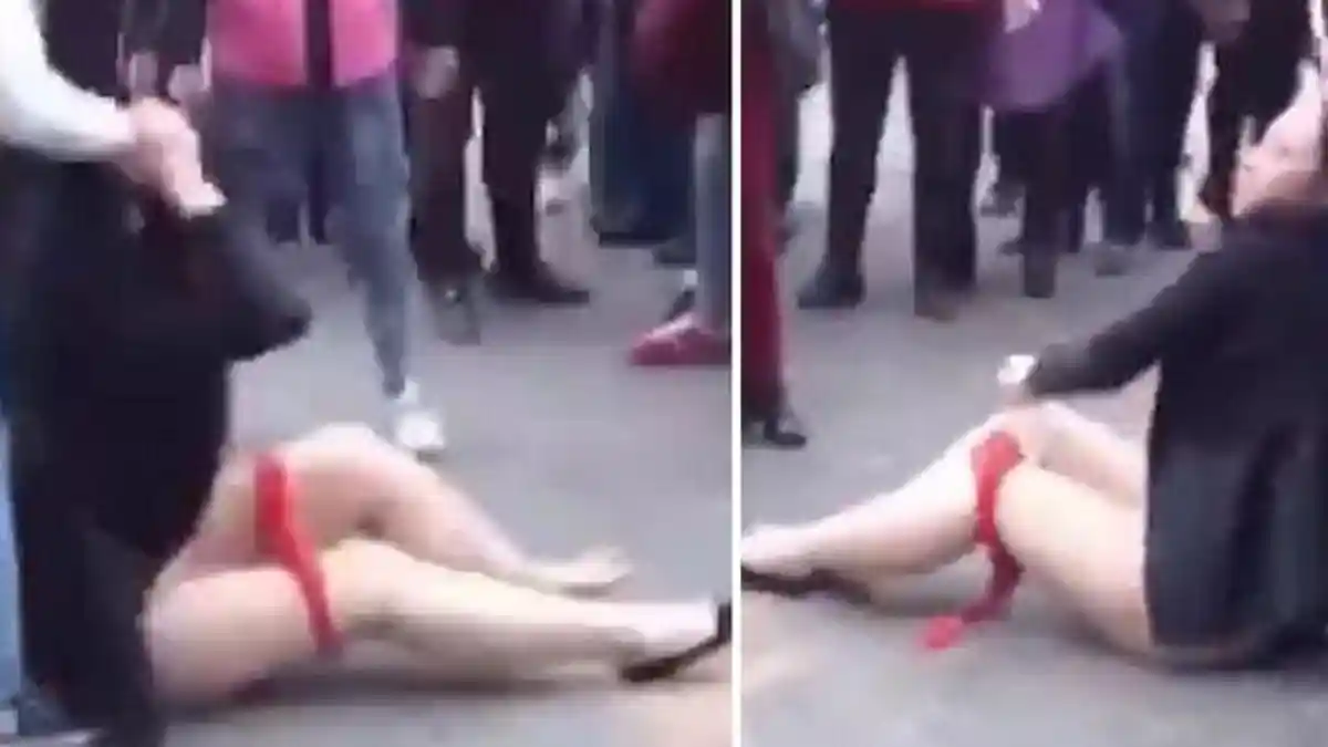 Wanita Ini Siksa dan Telanjangi Selingkuhan Suaminya di Depan Umum, Warga Hanya Menonton