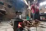 Pegawai-warung-makan-memasak-di-tungku-kayu-bakar.jpg