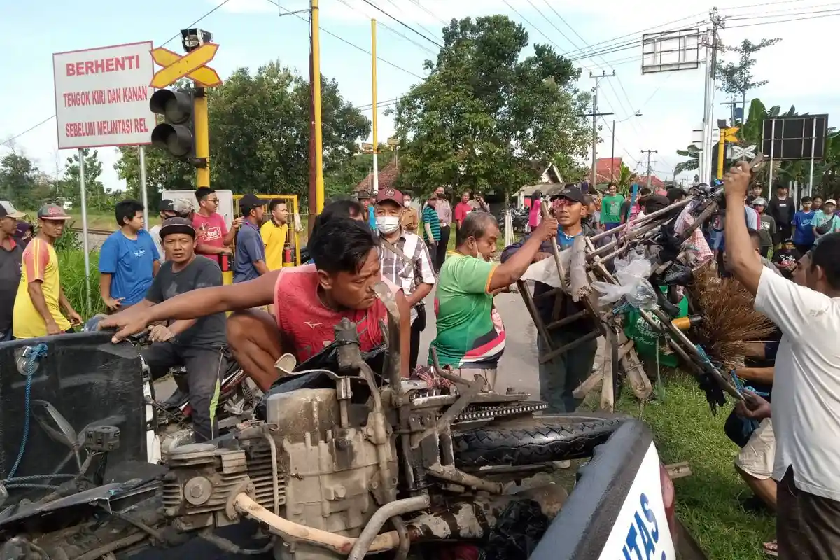 TRAGIS Pulang Jualan Sapi Keliling Setu Dihantam KA Rapih Dhoho, Motor Terpental 6 Meter