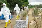petugas-penggali-kubur-menggunakan-apd-lengkap-saat-mengebumikan-seorang-pdp.jpg