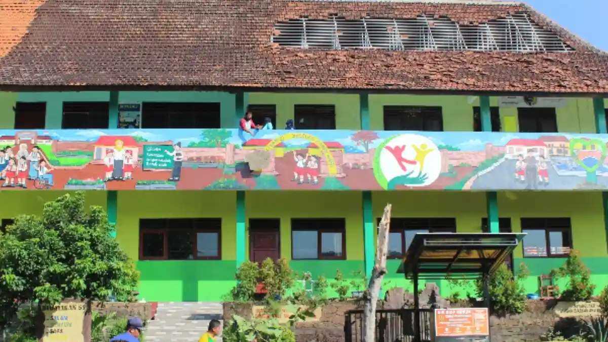 Disapu Angin Puting Beliung Dua Ruang Kelas di SD 01 Ngaliyan Rusak Parah