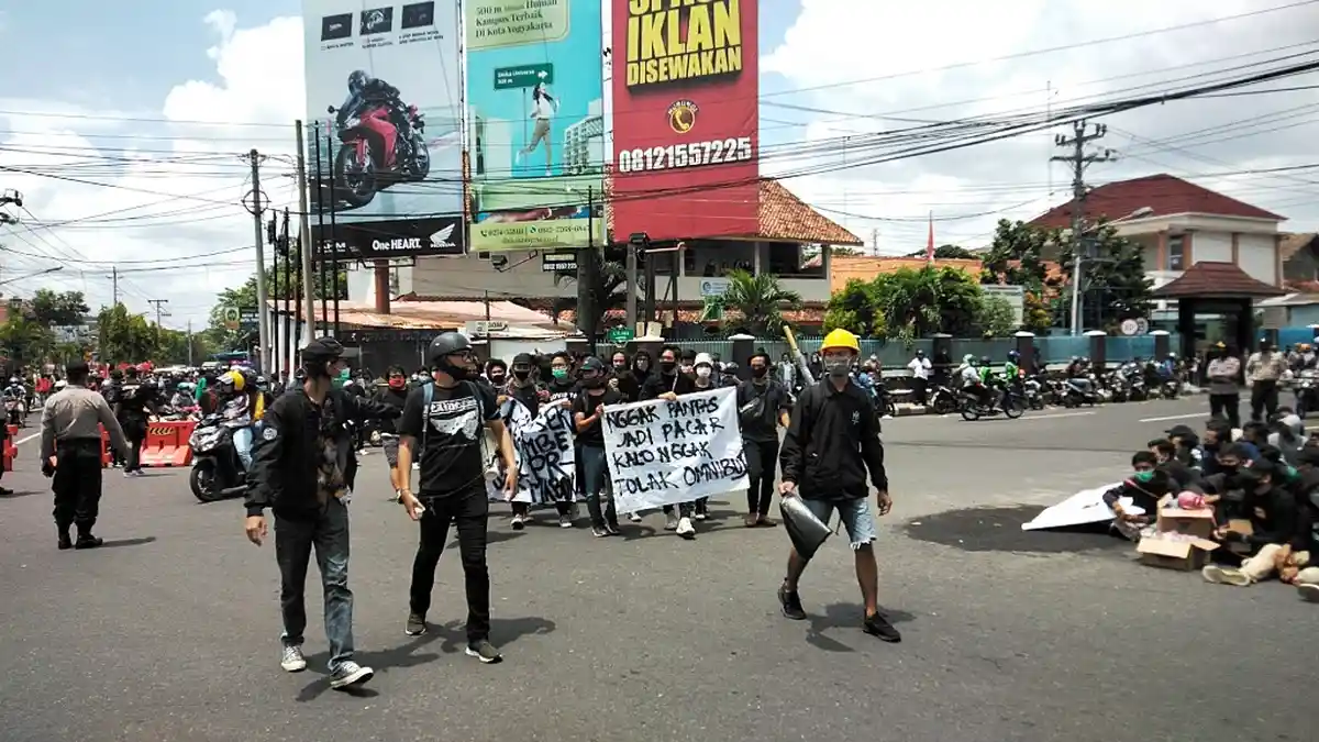 BREAKING NEWS : Mahasiswa dan Elemen Masyarakat Berdatangan dalam Aksi #JogjaMemanggil