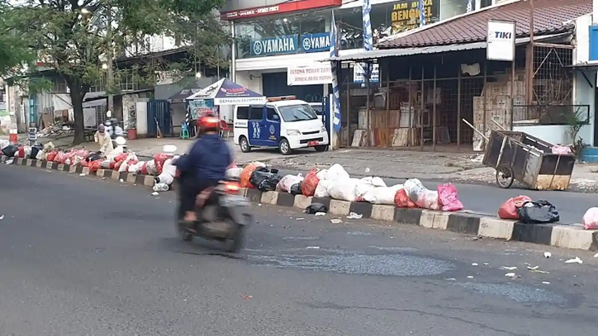 VIDEO: Warga Ciledug Kesal Separator Jalan Jadi Gunungan Sampah