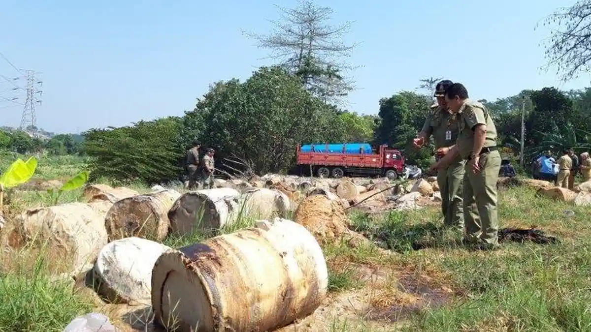 Limbah Kimia Berserakan di Bantaran Sungai BKB Semarang Barat