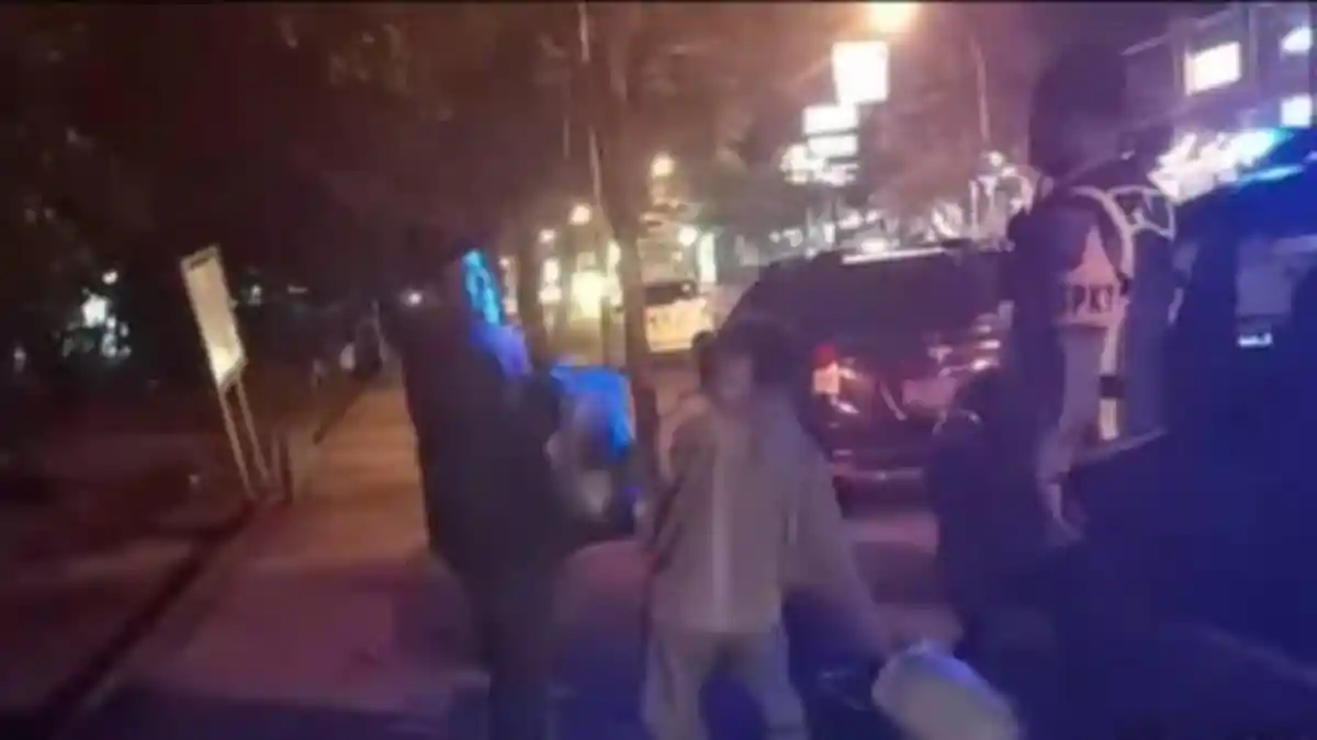 Bawa 2 Anak Minta-minta di Sukodadi Lamongan, Suami Istri Asal Surabaya Diantar Polisi Pulang