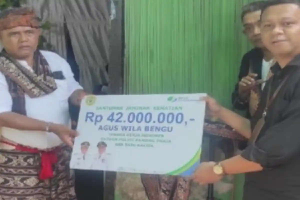 BPJS Ketenagakerjaan Serahkan Santunan Jaminan Kematian ke Ahli Waris Pegawai Sat PolPP Sabu Raijua