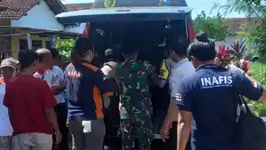 MENGANTAR-PULANG-Mobil-ambulans-RS-Bhayangkara-mengantarkan.jpg