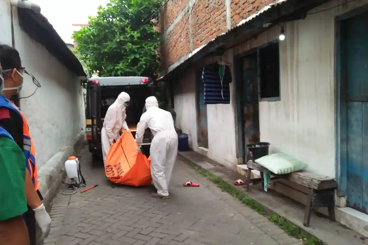 Kecurigaan Wanita Surabaya Dengar Rintihan Tetangga di Kamar Kos, Satu Orang Ditemukan Tak Bernyawa