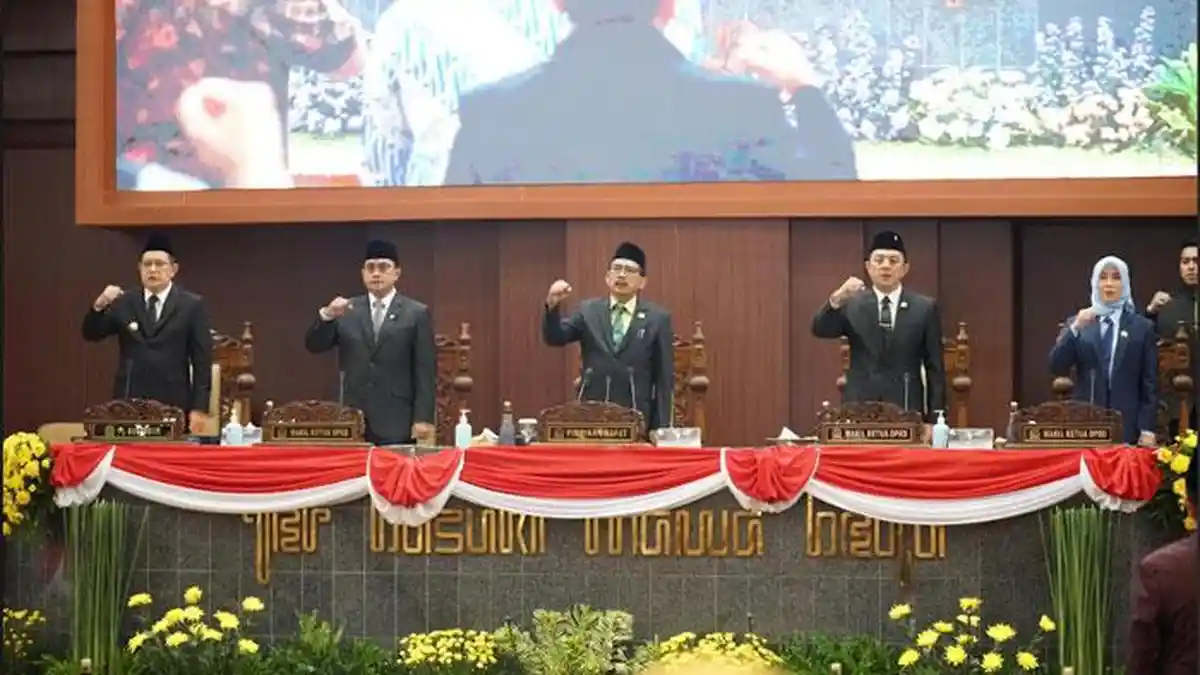 APBD Jatim 2025 Disahkan, Pendidikan dan Kesehatan Hingga Makan Bergizi Gratis Jadi Prioritas