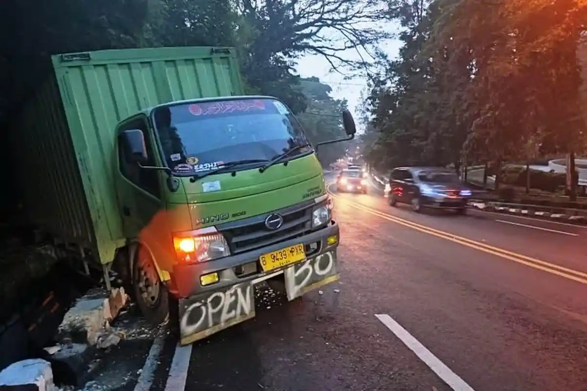 Nekat Lewat Jalur Dalam Kota Semarang, Truk Boks Open BO Ini Akhirnya Terperosok Masuk Selokan