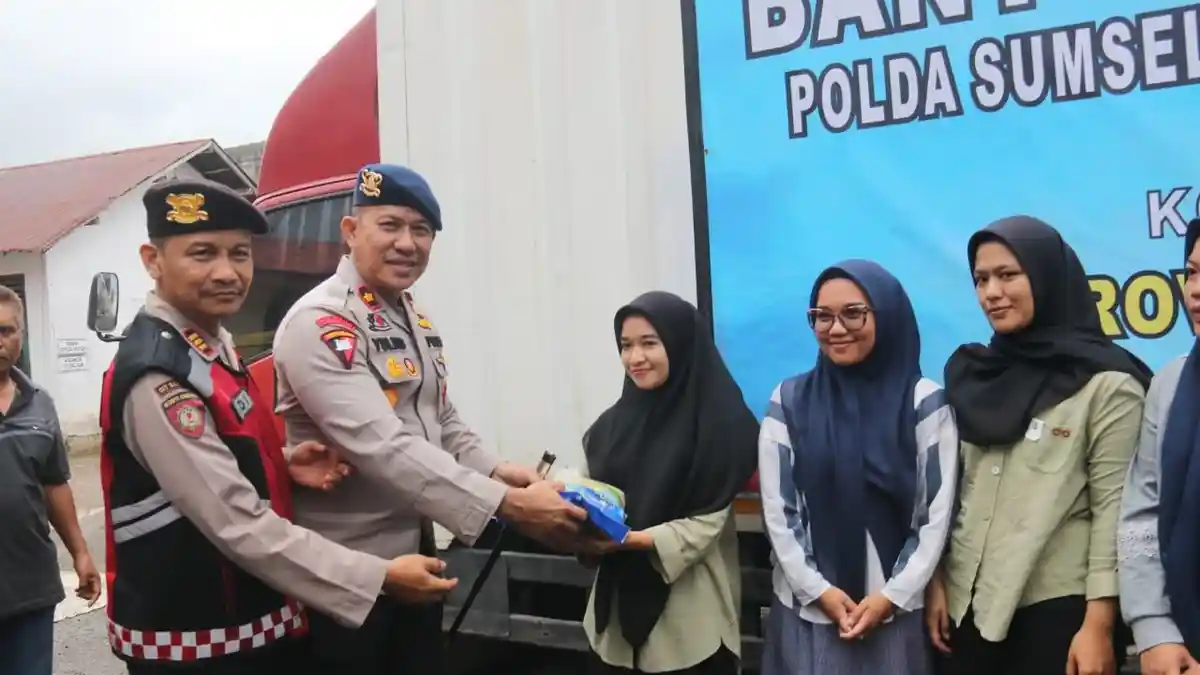 Tim Satgas Pamwal Logistik Polda Sumsel Serahkan Bantuan ke Korban ...