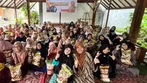 Wakil-Ketua-Komisi-V-DPRD-Jabar-Siti-Muntamah-gelar-edukasi-dan-berbagi-beras-2.jpg